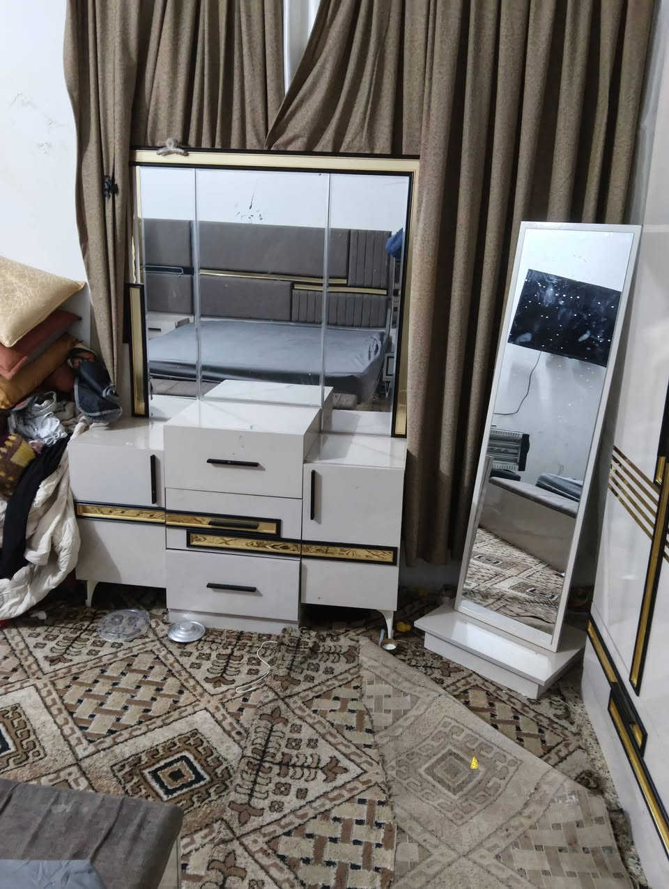 غرفة ترکية نضيفه لوك وضخمه 9 قطع وصبغ حراري وسرير مخزن وبيه كنتور اضافي مال طفل  وبرقي جوي حديد السعر 850 وبيه مجال اتصال علا الرقم //***********//***********// مكان فلوجه
