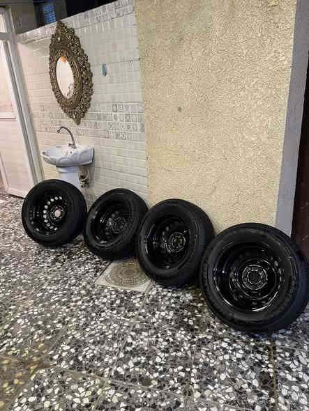 تخم تاير + تخم ويل جدد حجم 195/65/15 
وياهن الحساسات اصليات مو كصب حساس 
العنوان : الزعفرانيه 
الهاتف : *********** 
السعر : 300
