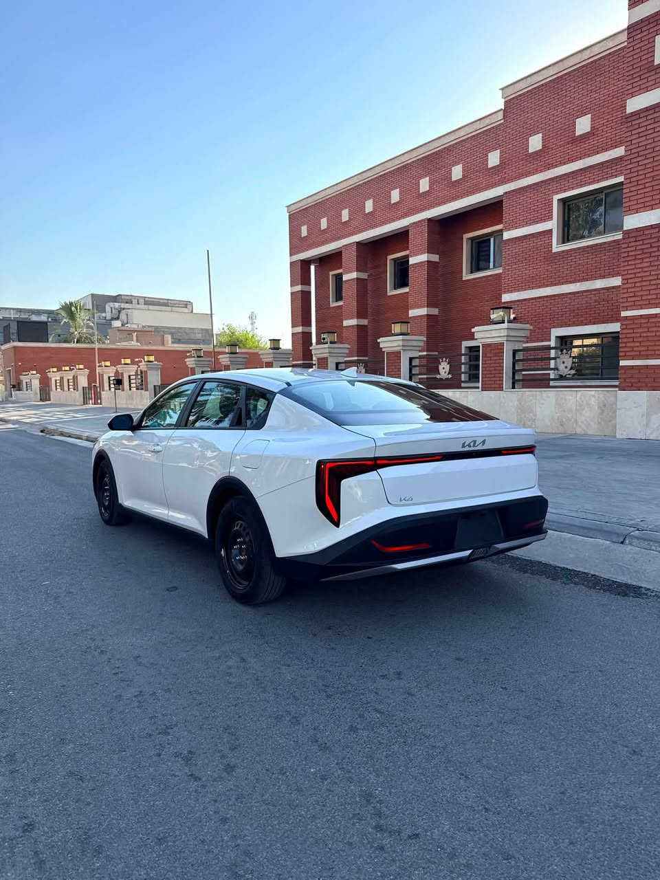 السلام عليكم KIA K4 2025 LX وارد امريكي 
بصمة  / هندبريك دكمة  / لايت LED  / مكينة 2000 دوش / شاشة كبيرة متصلة ديجتال   / اوتو هولد / LED امامي وخلفي / قيادة ذاتية / كامرة دوارة / رادار تعديل مسار / اوتو بريك / مود درايف / تحكم ستيرن / كروس سرعة /مانع انزلاق / بلوتوث / اواكس / USB / ماشية 4000mi 
حادثه موضح بلصور مبدل بنيد ومصبوغ فقط السيارة شرط السونار بدون دواخل بدون شاصي بدون لغد ايرباك استيرن 
مكان السيارة بغداد البلديات 
للتواصل *********** 
ملاحضة السيارة بدون رقم دخول جديد 
📝لمعرفة سعر السيارة نزل رقم 3 بلتعليقات ويوصلك السعر
