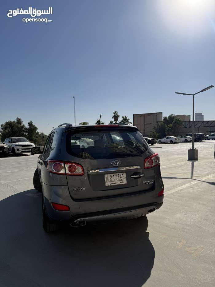 السلام عليكم
سنتافي 2012 خليجي السياره نظيفه كدامكم 
نص فول 
ماشي 106
مري كهربائيه
فتحه 
محركها 6 ما مفتوح
حساس خلفي 
3قطع تبريد ثلج
مكان السياره الحله
للاستفسار *********** 
***********
