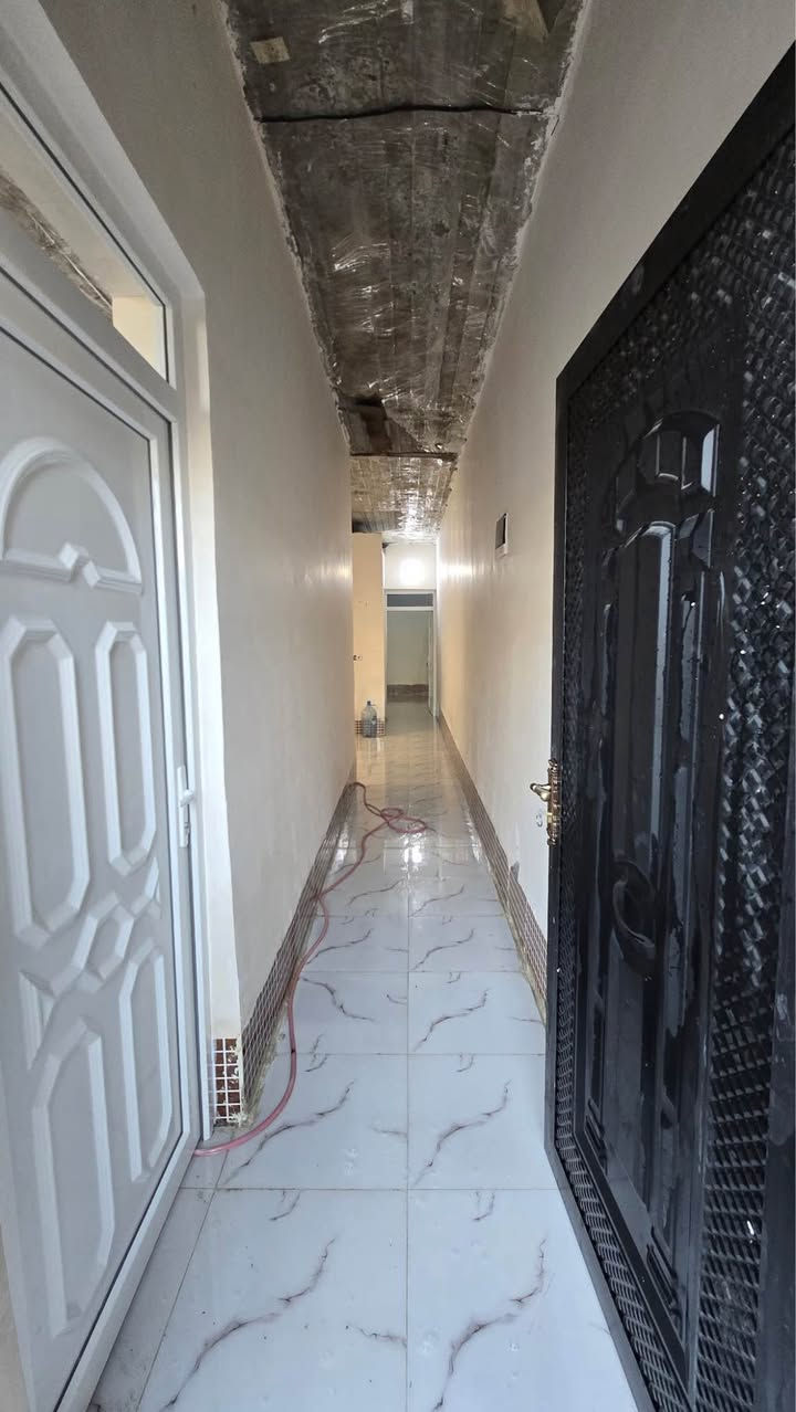 سلام عليكم بيت للبيع مساحة 100 متر طولاني موقع كوباني قرب جامع مالك الملك قريب عالشارع ثاني فرع كامل نقص سقوف ثانوية فقط سعر 42 
*********** كركوك, العراق
