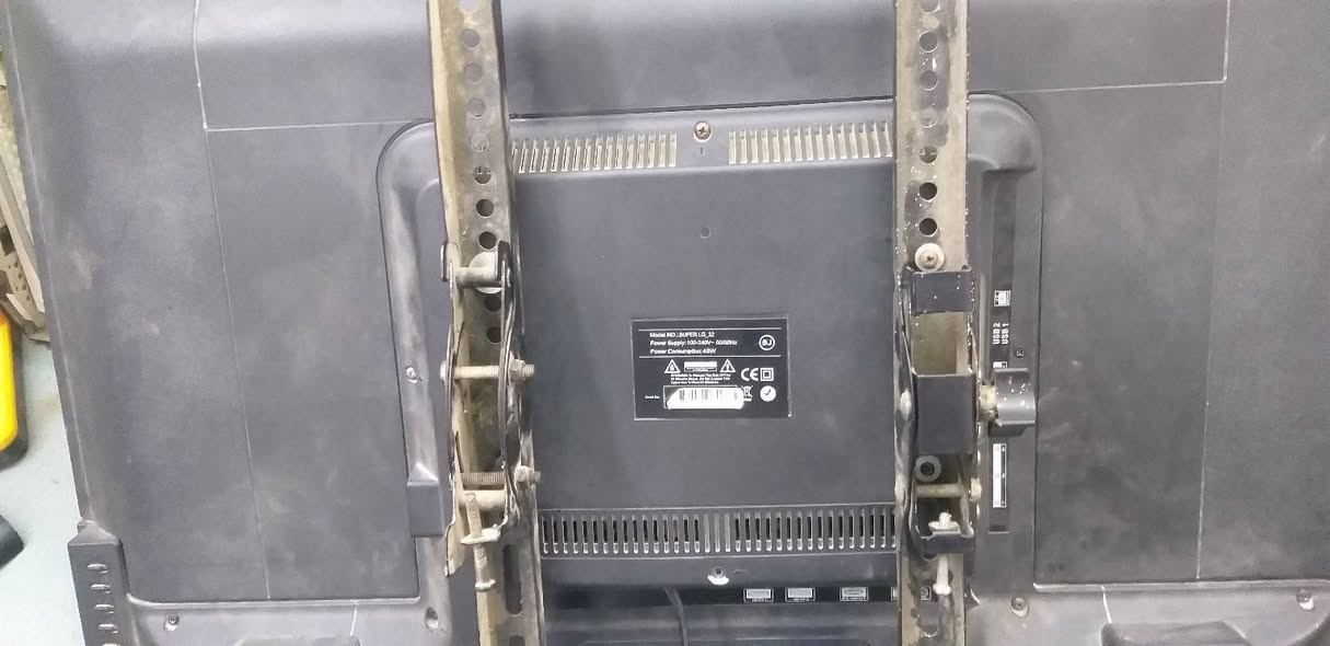 شاشه عدد أثنين حجم ٣٢ الموديل بيكو والثاني شيلون سمارت نت السعر ٦٠الف الواحد ***********
