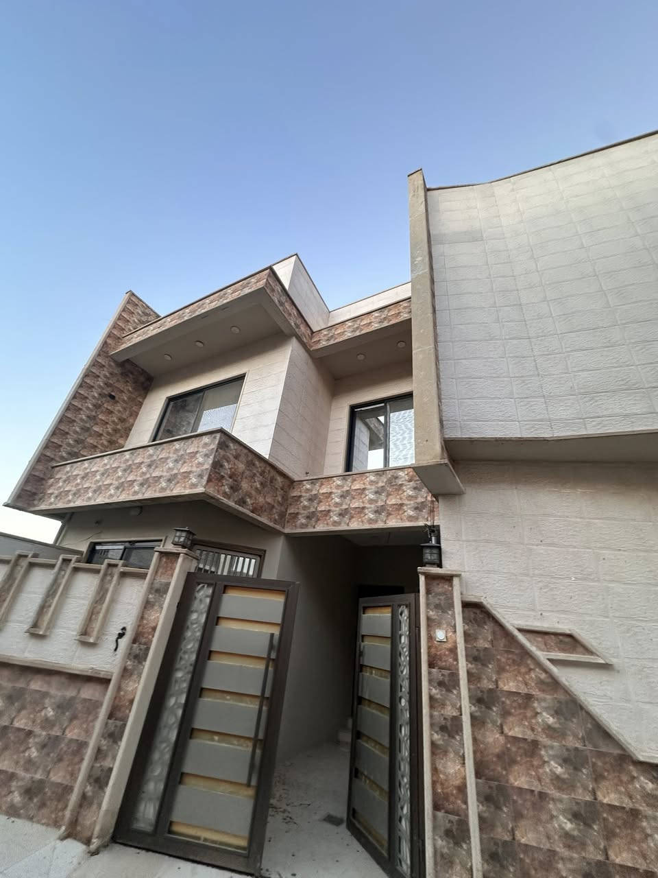 الموقع الدار حي الفلاح الثانية قرب ماركت نور المصطفئ 
دار للايجار مربع 100 متر طابقين بناء حديث 
الدار هوال مفتوح ع استقبال + غرفه نوم + مشتملات 
الطابق الثاني 3 غرف نوم + خدمات 
للاستفسار ع ارقام 
*********** 
***********
مكتب ابو حارث للتجارة العقارات 
موقع المكتب شارع الملعب قرب العمارة الزرقاء
