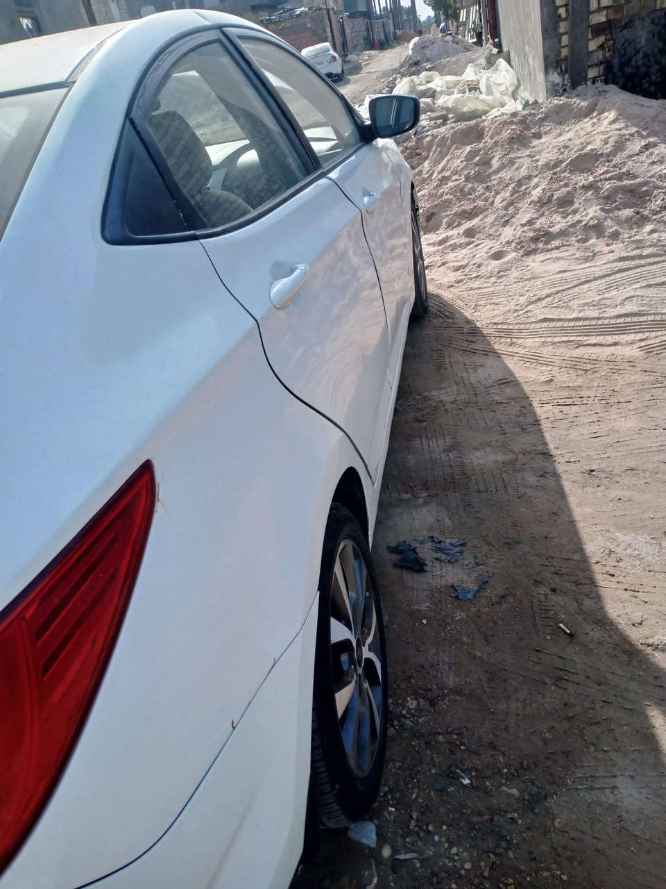 السلام عليكم اكسنت موديل 16خليجي فول عدا الفتحه والبصمه رقم بابل دولي بسمي تخم تاير  جديد حداديه نضيفه بيه تلث قطع صبغ جهت الصدر بيه باب الوره الصدر امبدله حلوه السياره اصفاحه حلوه لاطخات ولا شخوط بجم كبس الجنطه كبس حلوه السياره جانت عند ابنيه أو ماتعرف السوق أو طاخته مكينه 1400 كير خير من الله شاشه كامره تحكم جهتين اشاير بالمري مكان السياره حله حي الجزائر خلف السايلو السعر 92او بيه مجال ***********
