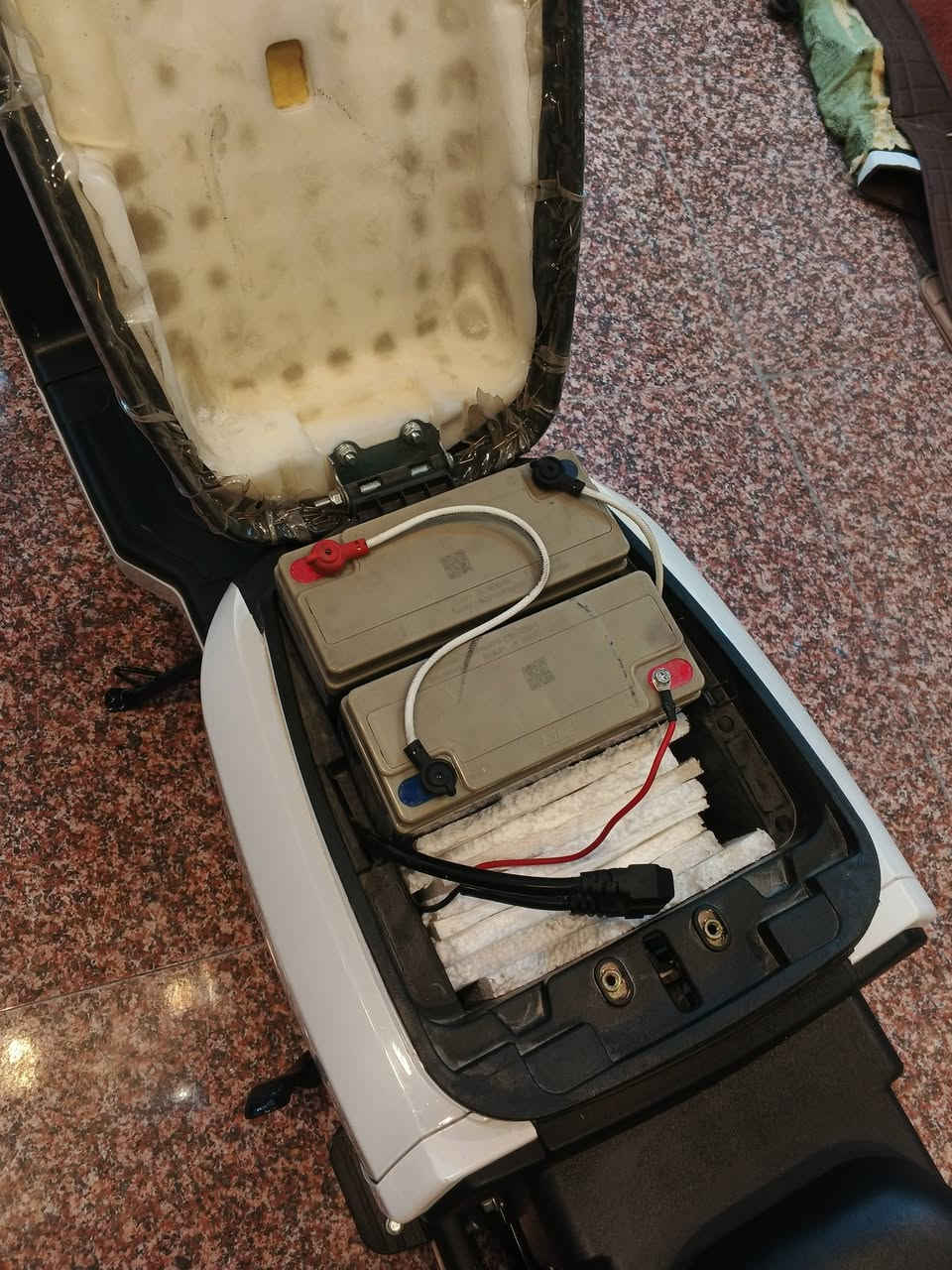 السلام عليكم عليكم متاح دراجة شحن R900 ريان بطاريات كبار مثل ماواضح بالصورة مامبدل بيها شي دراجة مال بيت ماشيه 62 كيلو ماصار عندي اهواي بصمتين سويجين كل شس شغال بيها بطارياتها على وضع الشركة شرط الفحص سعرها 500 مكاني بصرة الزبير حي الخطوة ***********
