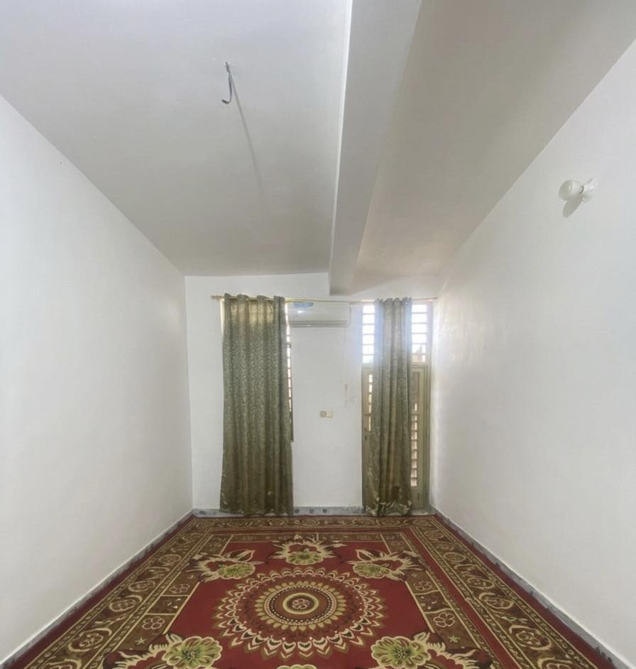 دار للبيع الطهمازية عمود ٩٩
بالفرع المقابل فرن صمون ألف عافية

جنس العقار زراعي سند ٢٥

المساحة ٢٠٠ متر سنة البناء ٢٠٢٣

يحتوي الدار على طارمة كبيرة مرافق صحية خارجية صالة مطبخ هول حمام داخلي غرفتين وترك

وفوك غرفتين وبيتونة كبيرة

النواقص أرضية الطابق الأول صب بالكامل والفوك غرفتين مسقفات وبيهن شبابيك

السطح مزفت

السعر ٨٠

ويرهم مراوس حسب القناعة

للاستفسار واتساب ***********
