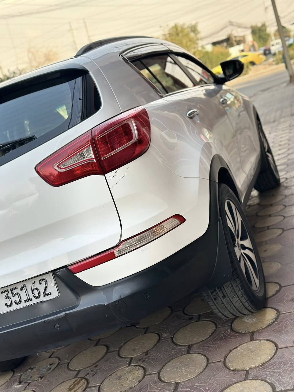 سبورتج 2014  خليجي فول عده البصمة
ماشية 144 الف 
المواصفات
1- بانوراما 
2- شاشة
3-حساسات خلفية
4- سايدبريك بل رجل
5- مري شفط
6 محرك 2000 دوش
9- اشاير بالمري
10- شاشة 
11- رقم بغداد  الجديد
وباقي المواصفات معروفة

بيه مكانت صبغ 
بدون دواخل
 سونار مرفق بل منشور 

السعر 122 وبيه مجال 
العنوان بغداد حي البنوك
***********
