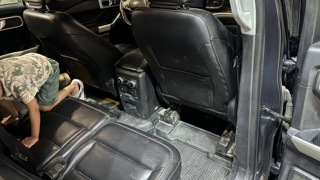 للبيع 28000$ كلين تايتل عداد46مايل
1. المحرك والأداء (Powertrain)
 المحرك: ايكوبوست (EcoBoost) رباعي الأسطوانات (I-4) سعة 2.3 لتر مع شاحن توربيني.
 القوة الحصانية: 300 حصان عند 5500 دورة في الدقيقة.
 عزم الدوران: 420 نيوتن متر (310 رطل-قدم) عند 3500 دورة في الدقيقة.
 ناقل الحركة: أوتوماتيكي متطور من 10 سرعات.
 نظام الدفع: تتوفر بدفع خلفي مستمر (RWD) أو نظام دفع رباعي ذكي (AWD) مع نظام إدارة التضاريس (Terrain Management System) الذي يوفر حتى 7 وضعيات قيادة مختلفة (اقتصادي، رياضي، رملي، صخري، إلخ).
 معدل استهلاك الوقود: تقريباً 12.7 كم/لتر (على الطرق السريعة) وحوالي 10.5 كم/لتر (داخل المدينة) حسب ظروف القيادة وطبيعة الدفع.
2. التصميم الخارجي (Exterior)
 الإضاءة: مصابيح أمامية وخلفية وكشافات ضباب تعمل بتقنية LED بالكامل، مع ميزة التحكم التلقائي في الضوء العالي.
 العجلات (الجنوط): تأتي قياسياً بجنوط ألمنيوم مقاس 18 إنش (وتتوفر مقاس 20 إنش في بعض الحزم الاختيارية كحزمة المظهر الرياضي).
 المرايا والشبك: شبك أمامي مميز لفئة XLT مع مرايا جانبية مدفأة بلون الهيكل (أو سوداء) وقابلة للتعديل كهربائياً.
 الباب الخلفي: باب الصندوق الخلفي يفتح ويغلق كهربائياً.
 اللمسات الإضافية: سكك سقفية (Roof Rails) باللون الأسود أو الكروم لتثبيت الأمتعة، وعازل صوتي للزجاج الأمامي والجانبي لركوب أكثر هدوءاً.
3. المقصورة الداخلية والراحة (Interior & Comfort)
 السعة: تتسع لـ 6 أو 7 ركاب حسب التوزيع (مقاعد متصلة في الصف الثاني أو مقاعد كابتن منفصلة).
 المقاعد: تأتي مقاعد قماشية فاخرة (أو جلد ميكروفيبر ActiveX في الفئات الأعلى من XLT)، مع ميزة التحكم الكهربائي بمقعد السائق (10 وضعيات) والراكب الأمامي، بالإضافة إلى تدفئة المقاعد الأمامية وعجلة القيادة.
 التكييف: نظام تكييف أوتوماتيكي ثلاثي المناطق (Tri-Zone Climate Control) لضمان راحة الركاب في الصفوف الثلاثة مع فتحات تكييف علوية وجانبية.
 المساحة التخزينية: مساحة ممتازة للصندوق، ويمكن طي الصفين الثاني والثالث كهربائياً أو يدوياً بالكامل للحصول على مساحة تخزين مسطحة عملاقة تصل إلى 2486 لتراً.
4. التقنيات والترفيه (Technology & Infotainment)
 الشاشة الوسطى: شاشة تعمل باللمس مقاس 8 إنش تدعم نظام فورد SYNC 3.
 التوافق: دعم كامل لنظامي Apple CarPlay و Android Auto.
 العدادات: شاشة معلومات رقمية ملونة للسائق مقاس 6.5 إنش مدمجة في لوحة العدادات.
 النظام الصوتي: نظام صوتي نقي مكون من 6 مكبرات صوت مع منافذ USB و USB-C موزعة في الأمام والخلف.
 ميزات إضافية: نظام الدخول الذكي وتشغيل السيارة بلمسة زر (بصمة)، ونظام التشغيل عن بُعد (في حزم محددة).
5. السلامة وأنظمة مساعدة السائق (Safety - Ford Co-Pilot360)
تأتي السيارة مجهزة بحزمة الأمان المتكاملة من فورد والتي تشمل:
 نظام التحذير من الاصطدام الأمامي مع الكبح التلقائي في حالات الطوارئ (AEB).
 نظام رصد النقاط العمياء (BLIS) مع التنبيه لحركة المرور الخلفية.
 نظام الحفاظ على المسار والتحذير عند الانحراف.
 كاميرا للرؤية الخلفية مع حساسات اصطفاف خلفية.
 نظام تثبيت السرعة التكيفي الذكي (الراداري) مع ميزة التمركز في المسار (اختياري ضمن حزمة +Assist).
للاستفسار
***********
