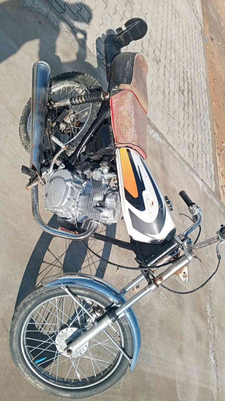 سلام عليكم للبيع دراجه اربعه كير كلك كلك شغاله ومكينته ناعمه  السعر 200وبيه مجال مكانه نجف مشخاب ***********
