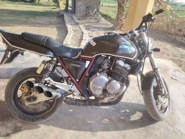 السلام عليكم
دراجه للبيع SB4
محرك على الفحص كهربائيات كله شغاله محرك400 تعبر 180 بطناش123السعر مليون وأربع ميه 1،400 وبيه مجال
الرقم ***********
