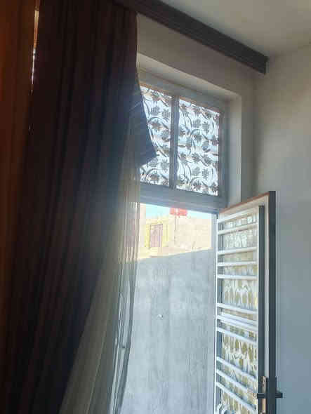 إعلان رقم/ 74
___________
جنس العقار/ زراعي سند 25 
نوع العقار/ دار سكن 
المساحة/ 120م واجهة 5م ونزال 24م شارع 8م 
الموقع/ بابل - حله ورديه داخل خلف مرقد السيد موسى ( ع) ويبعد عن شارع التبليط الفرعي 250م تقريبأ .
التفاصيل/ بناء حديث طابوق سقف كونكريت مسلح يتكون من غرفتين نوم قياس 5x4 وصالة وكلدور ومطبخ ومجمع صحيات.
ملاحظة:- غرفة المنام في الطابق الثاني بحاجة الى أرضية.
السعر/ 55 قابل للتفاوض 
للاستفسار مراجعة مكتبنا أو الاتصال بنا عبر الارقام التالية:-
***********
***********
