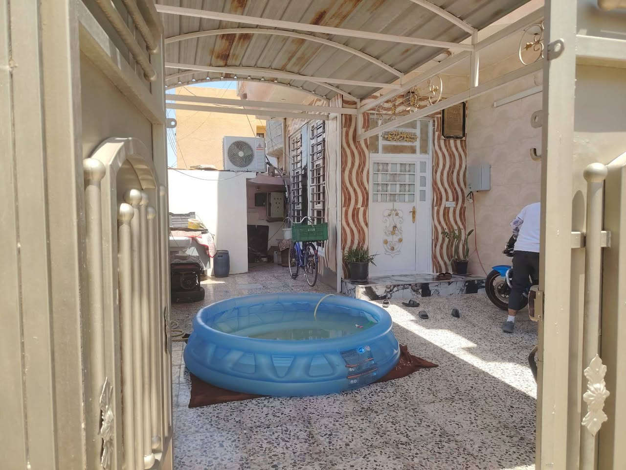 بيت للبيع طابو زراعي قرار  ٢٥ تطويب المساحه الكليه  ٢١٠  متر  ركن عل شارعين كامل خدمات  بي اربع غرف نوم  وخطار وهول وصحيات داخليه وخارجيه  بيع او مراوس  بمساحه اكبر يبعد عن السوك والإمام دقيقتين مشي فقط المدائن بستان الجمعيه 
للإستفسار أكثر   ***********
