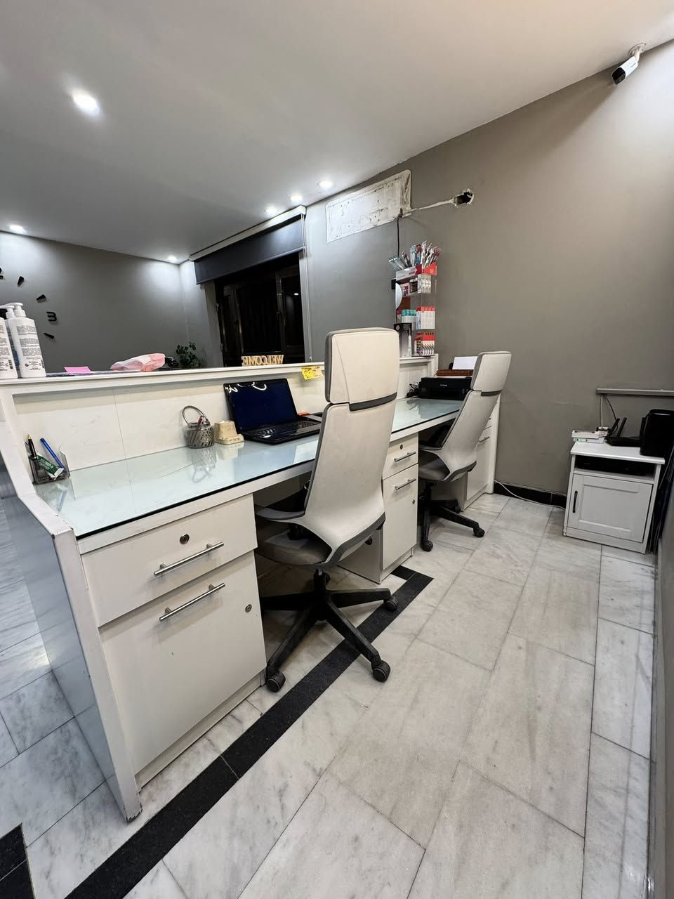 غراض عيادة للبيع ( رسبشن مع كراسي وطبلة ولوحات وزرعات )


**إذا كنت صاحب هذا الإعلان وتريد حذفه لأي سبب، رجاءا أرسل رسالة إلى الدعم الفني**