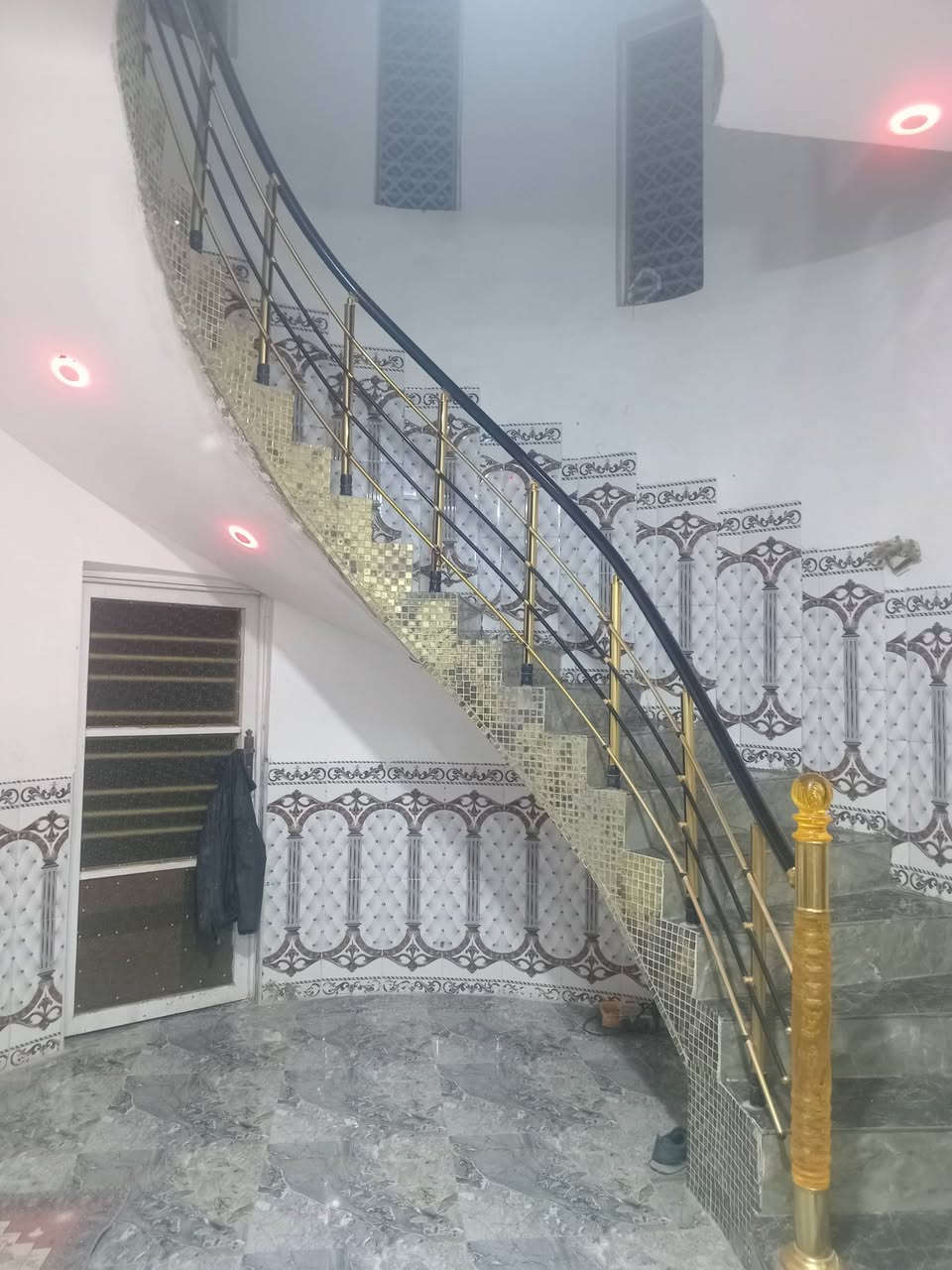 سلام عليكم بيت طابقين للبيع المكان السفحه الثانيه قرب جسر شيرازي اتصال ***********
