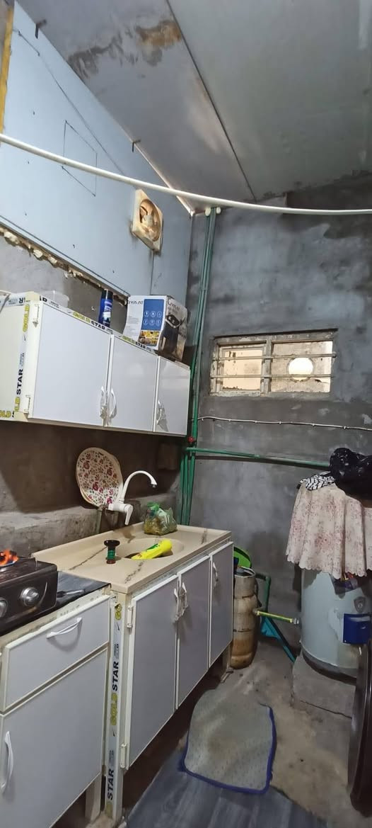 سلام عليكم يالله يوجد بيت البيع 50مترا يتكون من غرفه 4ونص وصاله 6بربعه ومطبخ وصحيات بيت عكاده بناء جديد بلوك بناء عالي رباط جديد يرهم فوك غرفه البيت بلديه وطوبته مده عشرين سنه قصد دافع من عنده سنتين بقن 18سنه كل سنه قصده مليون و300  البيت تطلوعه ب28 قفل ويرهم قصد  رجاء المو شراي لا يتصل المكان كربلاء حي العسكري قطاع 17 مقابيل المدارس رقم للهاتف لاستفسار ***********
