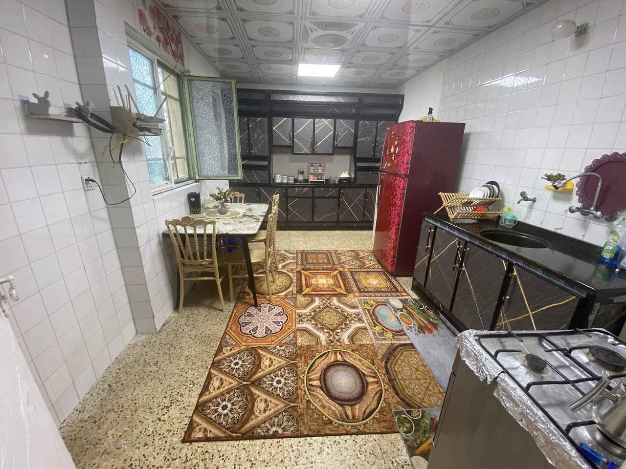 سلام عليكم تتوفر شقة للبيع في مجمع القادسية ديلوكس غرفتين طابق ثاني خلف روضة البنفسج الشقة نضيفة جدا ومرتبة بدون اي صرفيات تجيب غراضك وتكعد كبل الشراي يتواصل وياي على الرقم ***********
