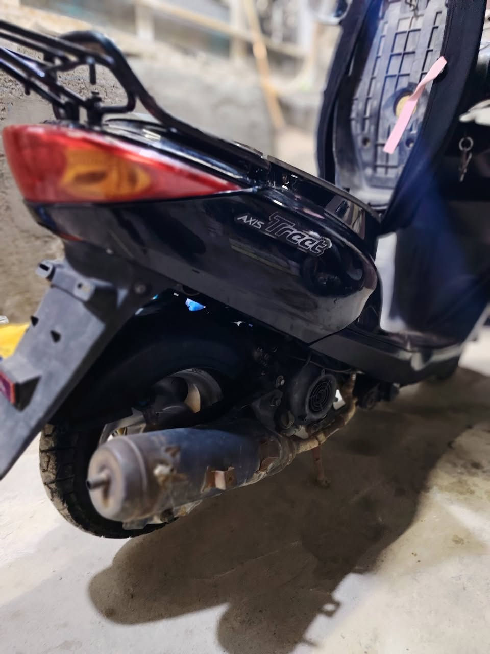 سلام عليكم دراجة نوع الكزز 140 الون اسود دراجة جديدة صالهة نازلة من رمبة 4شهر  مكينة مامفتوحة بلادية دراجة من تاير التيار اي نقص مابيهة ماعدة قبق صلانصة سعر مليون 200 قفل  اتصال واتساب ***********
