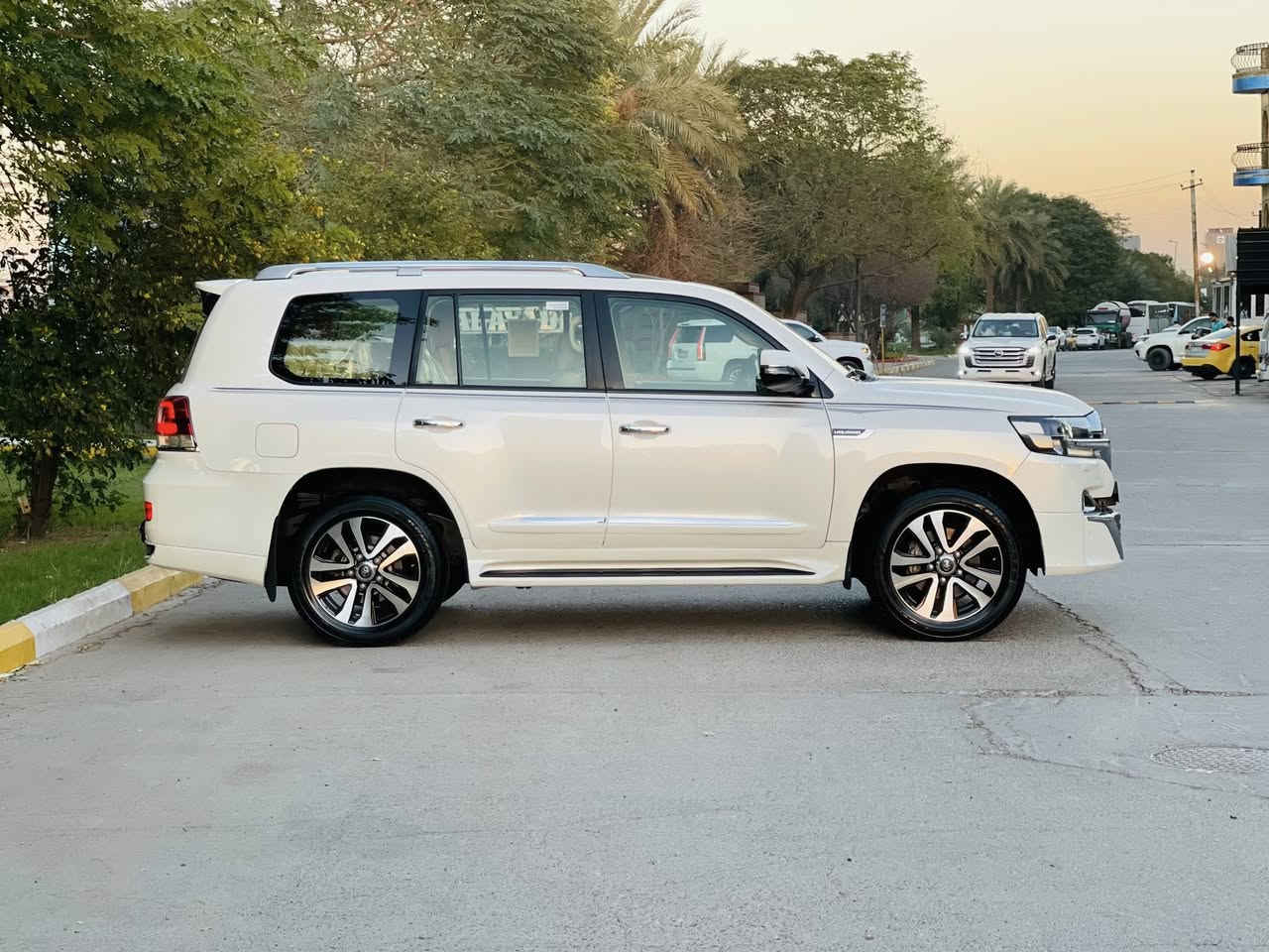 السلام عليكم بعد التحيه  لاندكروز 2016V8مكفوله من الضربه والصبغ يوجد بي دي ار ثلاثه صغيره وبارد بالصندوق سياره ماشيه 154 حقيقي  كير محرك مكفول من الفتح   سياره نظيفه جدا رقم شمالي هزه جديده رقم انكليزي سنويه جديده بسمي تحويل ثاني يوم او وكاله رقم تلفون *********** السعر455 وبي مجال لشراي مكان السياره بغداد شارع الشارقه
