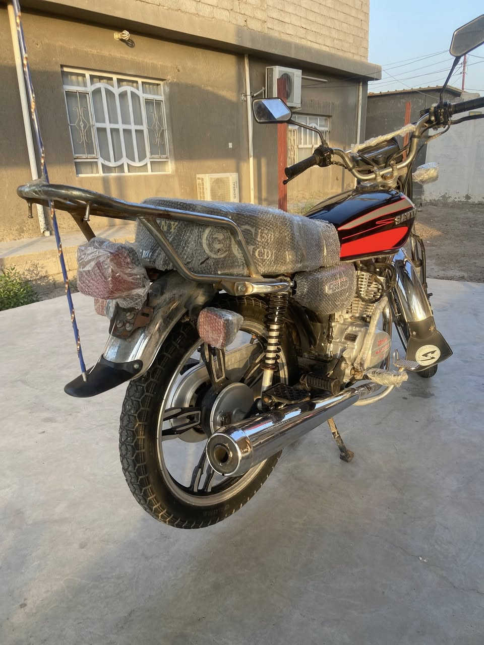 سلام عليكم دراجه إيراني موديل 2020مكفوله مامفتوحه دراجه خير من الله جيب فيتر و افحص كلشي شغال بس اشاير واكفات كتف بس و الباقي كله شغال و تشغيل عن بعد دراجه قبل شهرين طلعت للشارع جانت مضمومه من موديلها خير من الله سبانه ما مادها ع محرك بس داريه ب دهن و بانزين وبس سعرها 675وبيه مجال قليل 
العنوان المدائن سلمان باك 
رقم ***********
