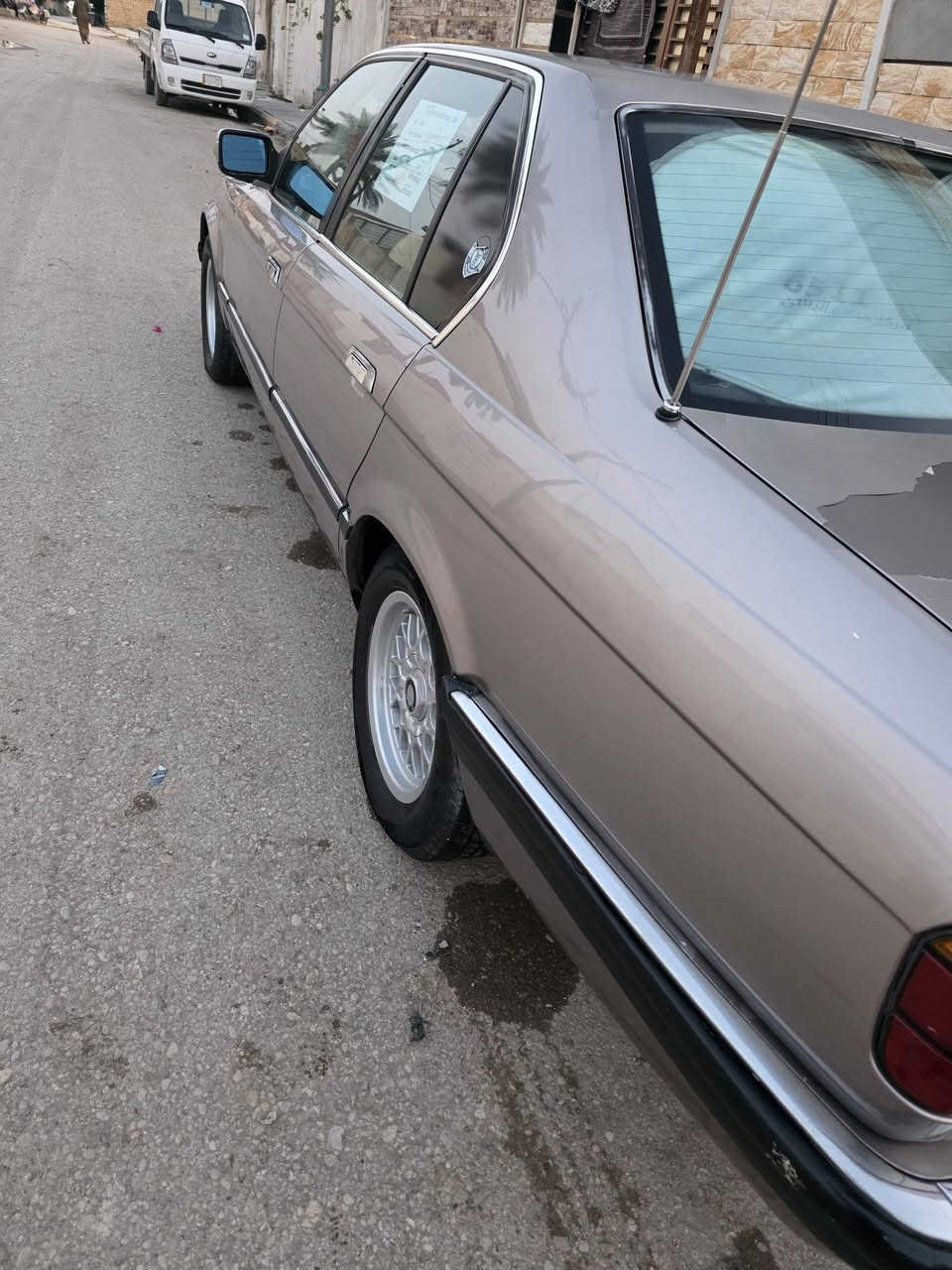 بسم الله الرحمن الرحيم 
اللهم صل على محمد وآل محمد 

سيارة بي ام دبليو BMW 
الموديل ١٩٩١ 
الحجم 735i 
المكينة 3500 
محرك وكير بلاد 👌 
تخم تاير جديد 
رقم بغداد  
جام كهرباء 
سماعات بلوتوث
مداور مباشر
مكان السيارة واسط نعمانيه 

السعر 60$ وبيها مجال 
*********** موجود وتساب
