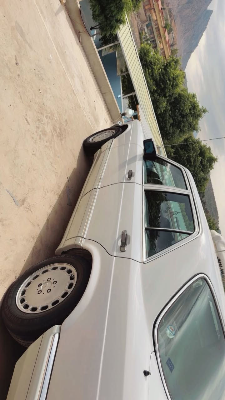 السلام عليكم جامبو موديل 1990 السياره جاهزه مابيهه نقص معمره كامله مكان بغداد حي الجهاد ***********
