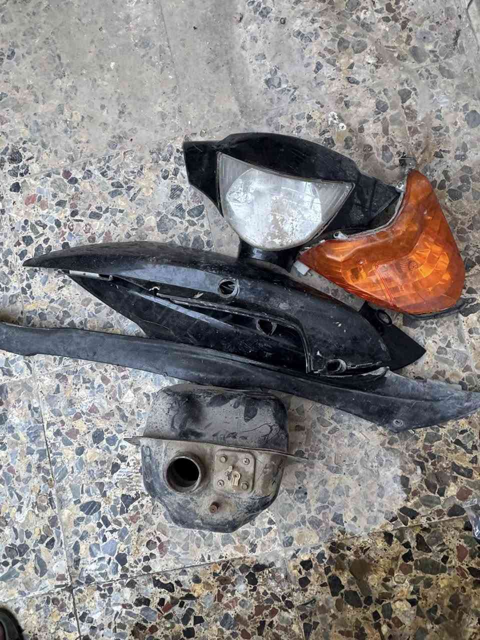 السلام عليكم دراجه ماكس عدله كفراته موجوده كامله بوشه 55 نقصها شوته وباتري الدراجه شغاله من اول هندر السعر 270 وبيها مجال عنواني بغداد البياع ***********
