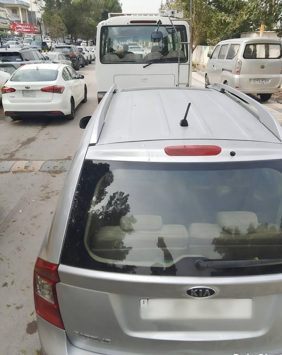 سلام عليكم للبيع كيه كارنزه.7راكب موديل 2012، محرك 2000 سياره كفاله  بس بيه بارد تبريد و تدفيه شغاله تايرات جديد صدر مامي خلفي جديد *********** بغداد الغزاليه شارع الضغط سعر 125  و بيه مجال
