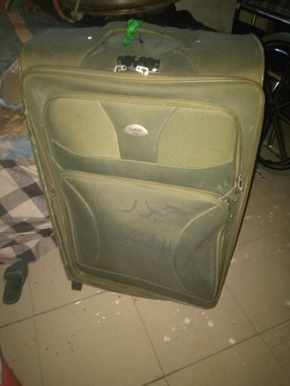 العربانه الله شاهد جديده مستخدمه بس سبوع واحد سعره 100 وبيه مجال وجنطه 30 وترامز جبير 15 وصغير 10 وصوبه 20 مامتوجد عله فيس هذه رقمي ***********
