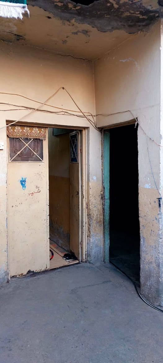 سلام عليكم بيت للبيع بمنطقة جسر ديالى ( حي الشهداء ) قرب مدرسة نور المنتظر  ( الكمال) سابقآ 
مساحة ( 120 ) متر 
الواجهة ( 8) والنزال ( 15 )  طابو ملك صرف 
كلشي موضح بالفيديو متوفر كافة الخدمات  (  كهرباء  + ماء  +  تبليط  + مجاري ) 
للاستفسار اكثر اتصل على الرقم ***********
