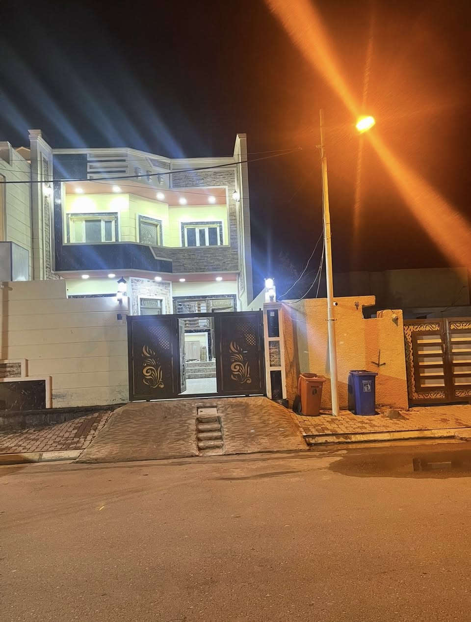 الدار للبيع الزهور خلف كاردن ستي  مساحة البيت 225 واقع حال 200 /4غرف نوم صاله ستقبال مطبخ عدد الصحيات 3 حديقه كراج سنة البناء 2021 / قريب عليك مدرسة النظاميه   ومدرسة ابن الهيثم وثانوية المتفوقات  الاتصال *********** ابو معتز
