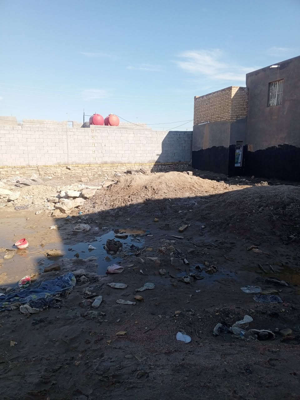 سلام عليكم بيت البيع 3غرف وصاله حمام داخلي ومطبخ بيت بلوك عكاده حمامات طابوك وصب سقف معه قطعه 450 بصف البيت

االبيت تجاوز ***********
