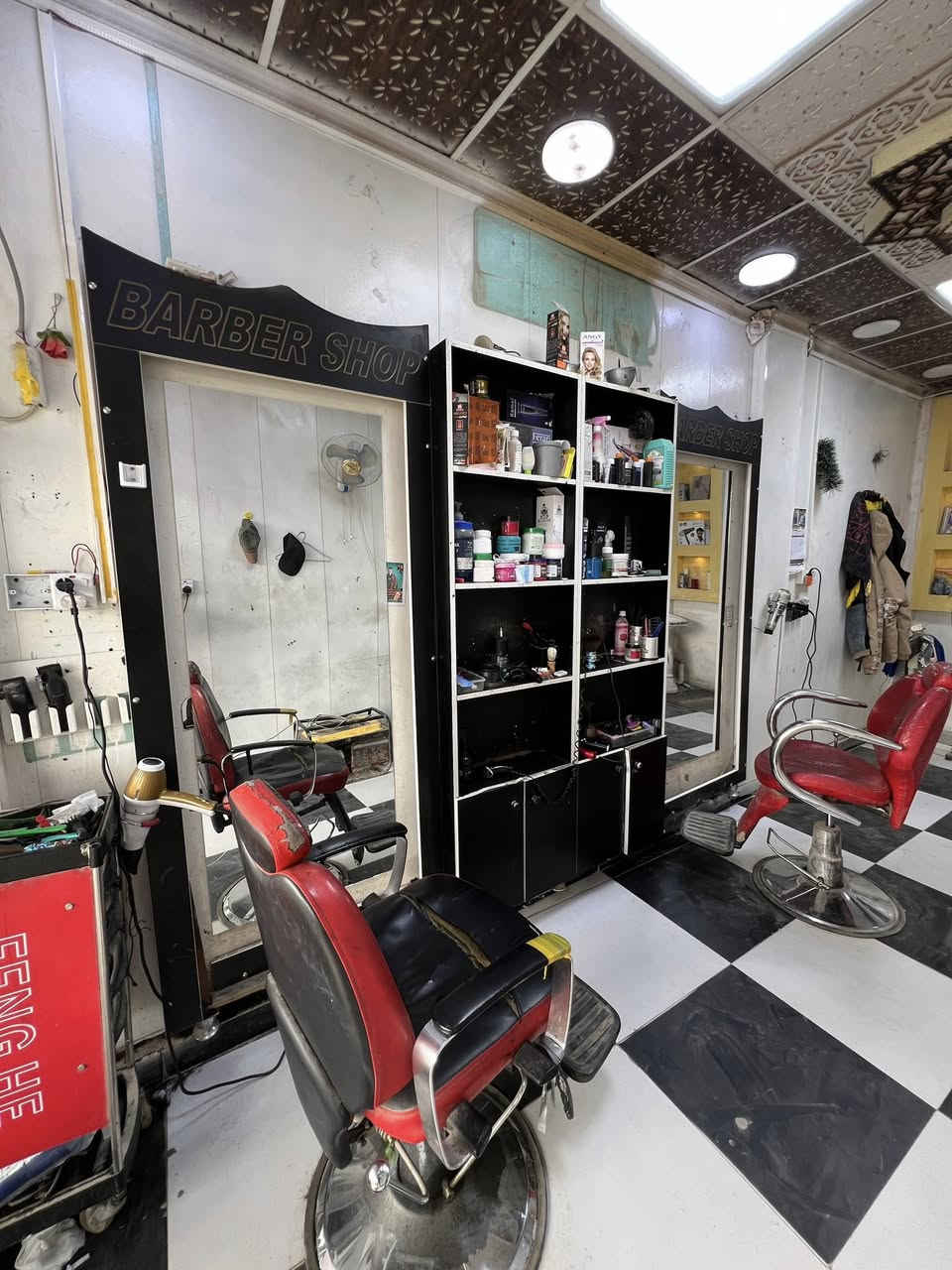 سلام عليكم غراض محل البيع كراسي عدد 2 مرايات عدد 2
فاترينات عدد 2 مع عربانه 1 جهاز بخاري 1 مع غنفه حديد اصليه مع بنكات مع مكياجات هديه السعر 450الف
التصال ***********
•
