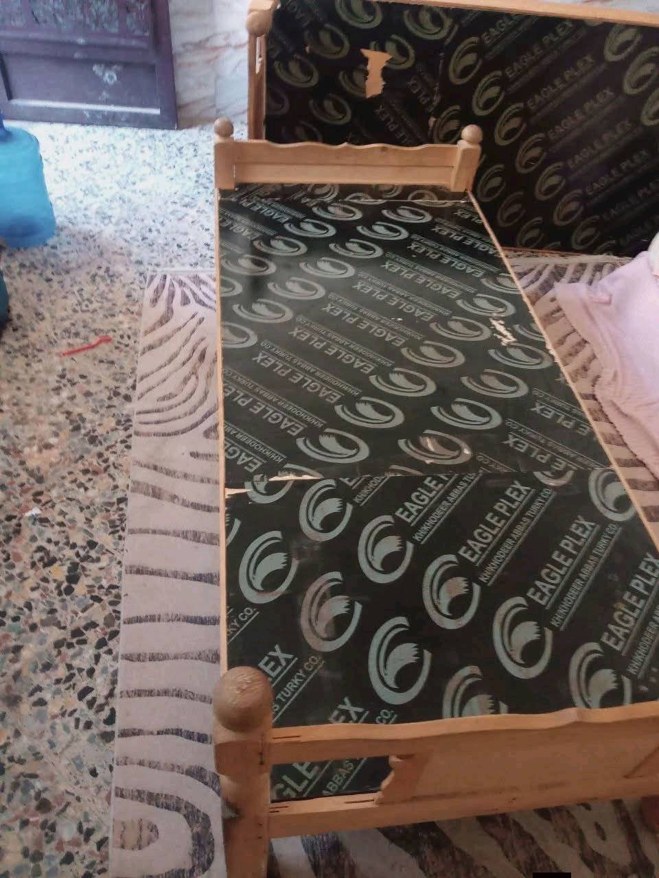 للبيع
عدد 2جرابي

وحده كلشي مبيها

والثانيه بيه كسر بل لوح  مثل ما واضح بل صوره
هذني الجرابيات شكد مقاساتهن بالضبط؟ يعني الطول والعرض حتى المشتري يعرف إذا تناسبه لو لا.: 
نفر واحد 
وين مكانك بالعراق؟ اكتب المحافظة/المنطقة حتى يسهل التواصل والمعاينة.: 
بغداد الشرطة الخامسة
القطعة اللي بيها كسر باللوح: الكسر بس باللوح لو هم أكو ضعف بالهيكل الخشبي أو يحتاج تصليح ثاني؟: 
بالوح الجانبي كسر واضح بصوره
تبيعهن سوه لو كل وحدة وحدها؟ وإذا أكو تفاوض بالسعر شكد آخر سعر؟: 
سوا سعرهن 60