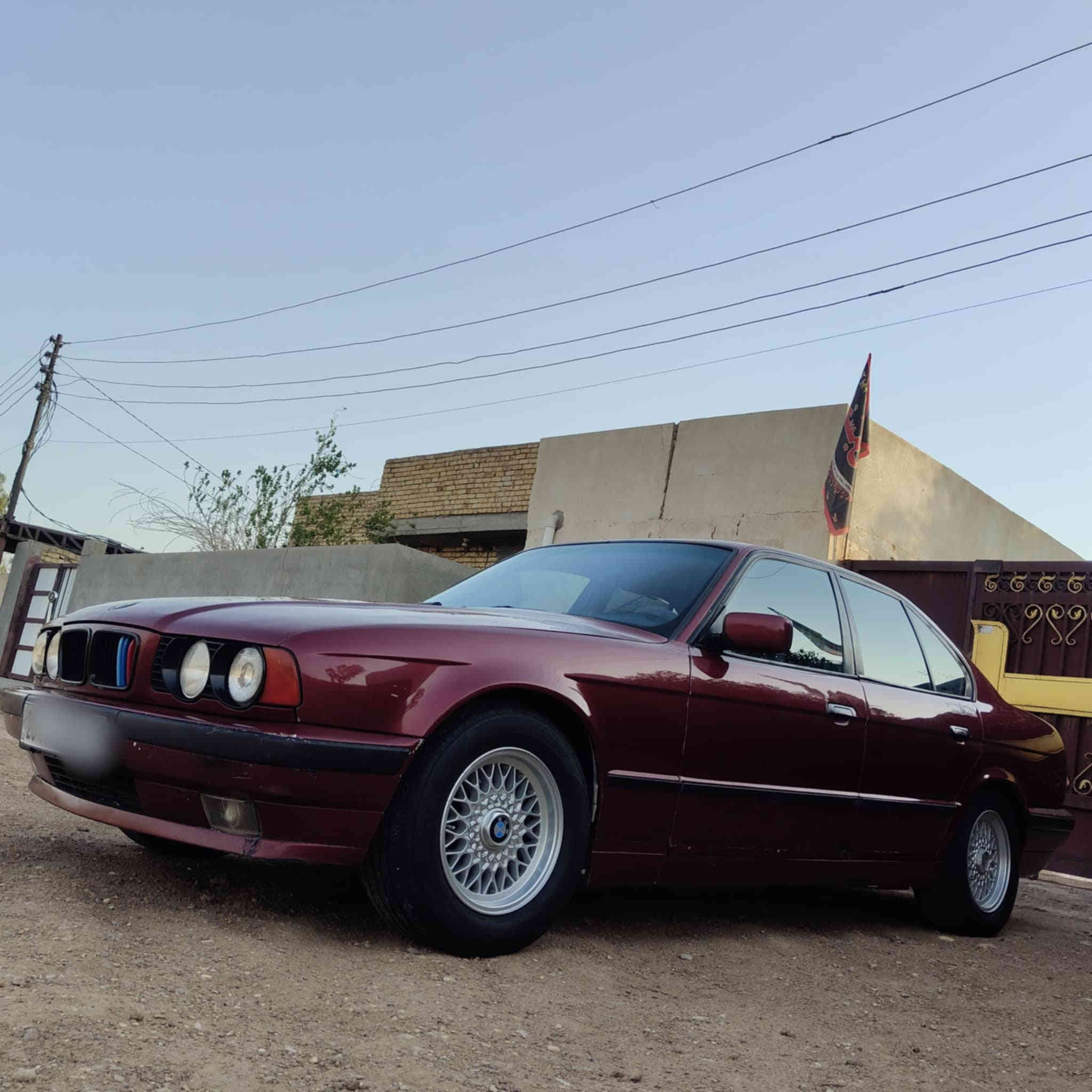 535 للبيع موديل 92 سياره خير من الله تبريد .فتحه . كهربائيات كله شغال . بيه مكينه 525 مسكر عدل دبل فانوس مكان السياره واسط .*********** واتساب
