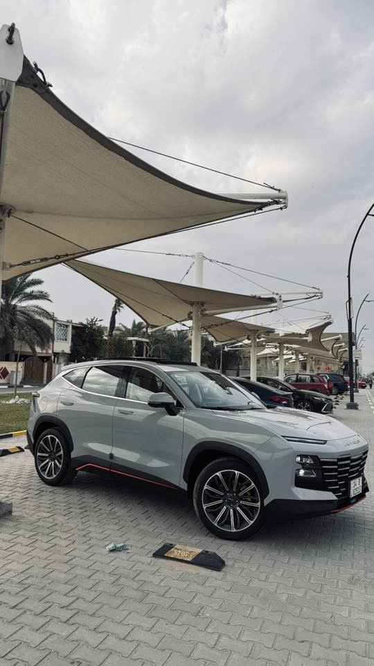 جيتور لاكجري موديل 2025
***********
سعر 185$✅
⸻

جيتور داشنج 2025 – Luxury (أعلى فئة)

اللون: رصاصي

المشي: 11,000 كم

 1. محرك بنزين توربو

 2. سعة المحرك 1.6 لتر

 3. عدد السلندرات 4

 4. القوة الحصانية 197 حصان

 5. عزم الدوران 290 نيوتن متر

 6. ناقل حركة أوتوماتيك DCT

 7. عدد السرعات 7

 8. نظام الدفع أمامي FWD

 9. وضعيات قيادة متعددة

 10. الطول 4590 مم

 11. العرض 1900 مم

 12. الارتفاع 1685 مم

 13. قاعدة العجلات 2720 مم

 14. عدد المقاعد 5

 15. مقاعد جلد فاخرة

 16. تحكم كهربائي بالمقاعد

 17. شاشة وسطية كبيرة تعمل باللمس

 18. شاشة عدادات رقمية

 19. نظام ملاحة

 20. Apple CarPlay

 21. Android Auto

 22. بلوتوث

 23. منافذ USB

 24. تشغيل السيارة بزر

 25. دخول وتشغيل بدون مفتاح

 26. تكييف أوتوماتيك

 27. فتحات تكييف خلفية

 28. نظام تثبيت السرعة

 29. مقود متعدد الوظائف

 30. فتحة سقف بانورامية

 31. مصابيح أمامية LED

 32. مصابيح خلفية LED

 33. مصابيح نهارية LED

 34. جنوط ألمنيوم سبورت 20 إنج

 35. مقابض أبواب مخفية

 36. حساسات أمامية

 37. حساسات خلفية

 38. كاميرا خلفية

 39. كاميرا 360 درجة

 40. نظام مانع انغلاق الفرامل ABS

 41. نظام توزيع قوة الفرملة EBD

 42. نظام الثبات الإلكتروني ESP

 43. نظام التحكم بالجر

 44. 6 وسائد هوائية

 45. نظام النقطة العمياء

 46. نظام التحذير من الاصطدام

 47. نظام الفرملة التلقائية للطوارئ

 48. نظام التحذير من مغادرة المسار

 49. نظام المساعدة في الحفاظ على المسار

 50. فرامل يد إلكترونية

 51. خاصية Auto Hold

 52. مرايا جانبية كهربائية

 53. مرايا جانبية قابلة للطي كهربائياً

 54. إشارات بالمرايا

 55. زجاج كهربائي كامل

 56. قفل مركزي للأبواب

 57. نظام إنذار

 58. كاميرا أمامية

 59. عزل صوتي ممتاز

 60. السيارة بحالة ممتازة جداً واس
