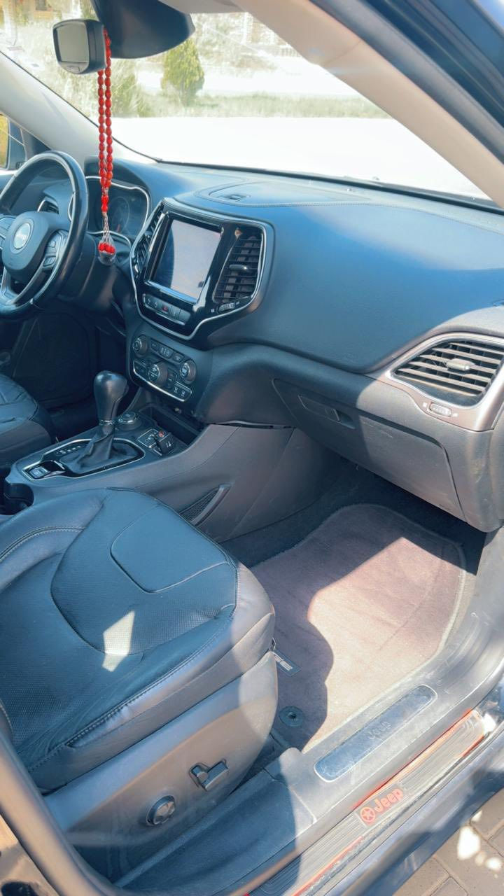من رخصة الادمن
السلام عليكم————————————
نوع السياره : جيب شيروكي ( بزون ) لمتد
الموديل : 2021
عدد الاسطوانات : 6 سلندر 
الوارد : امريكي
ماشية : 93,000 كيلو ( قابل للزيادة )
رقم اللوحة : اربيل 
العنوان : اربيل
السعر : 17,500 $  (175 ورقة )
————————————————-
ضرر السياره : 3 قطع صبغ باب السائق والباب الي خلف السائق والجاملغ الخلفي من جهة السائق وحاليا بيهن طخات خفيفة طاك ايرباك البردة وبيها شخوط خفيفه
بالنسبة للبجم كبس على وضع الشركة مابي اي حادث و موجود رقم الشاصي لليحب يتأكد 
————————————————
فول مواصفات فئة لمتد 
شاشة كبيرة 
كامرة خلفية دوارة 
كشنات جلد  
بانوراما 
تبريد قطعتين امامي - خلفي
لايت زنون + كشاف
فور ويل 
اشاير بالمري + علامة نقطة عمياء 
رادار جانبي + رادار خروج مسار + توقف ذاتي امامي خلفي 
حساسات خلفية بلادية 
كشن تدفئة + ستيرن تدفئة 
صندوق كهربائي 
————————————————
العنوان :اربيل 
الرقم : ***********
