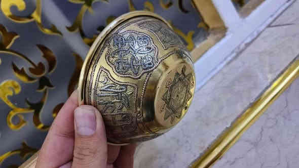 مساكم الله بالخير والبركه 🇮🇶🕊️🇮🇶 طاسه خلاص شغل يهود الشام تنزيل فضه قديم جدا مع علبة جكاير شغل شيراز نظافه تامه وموضحه في الصورة لذواقين الانتيكة للاستفسار خاص او الاتصال على الرقم التالي ***********اخوكم كرار الشيخ
