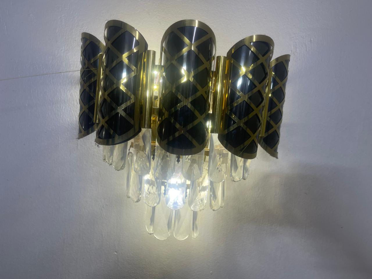 ثريات كلش حلوه مستعمله صار 3 اشهر انارته بالحقيقة احلى وثكيلة بعد بيه 3 الوان للاناره برتقالي فاتح اصفر وابيض ثلجي الوانهه مريحة للعين وجمالية سعر القطعه الي بالحايط 40الف وسقف 60 الف جدد قليل مستعمله


**إذا كنت صاحب هذا الإعلان وتريد حذفه لأي سبب، رجاءا أرسل رسالة إلى الدعم الفني**