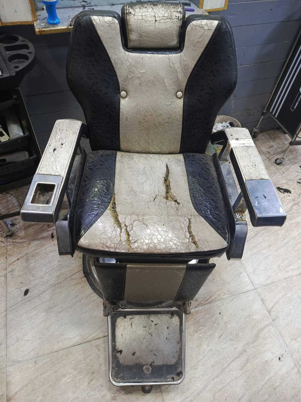 للبيع كراسي حلاقة ٥ وعرباين ٥ للبيع ***********
