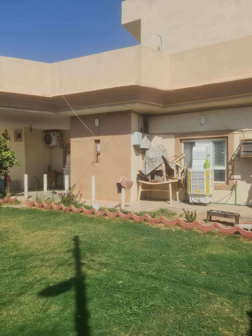 السلام عليكم
بيت طابقين للبيع العلم الحي العسكري مساحته ٤٢٥م طابو  قرب قسم تربية العلم طابو صرف 
البيت جاهز 
المواصفات
■■ الطابق الاول  

_ استقبال ٨×٤
_هول داخلي ٥×٤
_صالة داخليه ه×٤
_غرفتين نوم كل غرفه ٥×٤
_مجمع صحيات
_مطبخ جاهز سيراميك 
_كاشي الارضيه 
■■ الطابق الثاني
  
_ ثلاث غرف نوم كل غرفه ٥×٤ مع صحيات لكل غرفه
_ وصاله داخليه 
_ سيراميك الارضيه مع جدار

واصلها جميع الخدمات ماء وكهرباء وخط مولد

السعر ١٢٥مليون

للاستفسار الاتصال 
***********
***********
