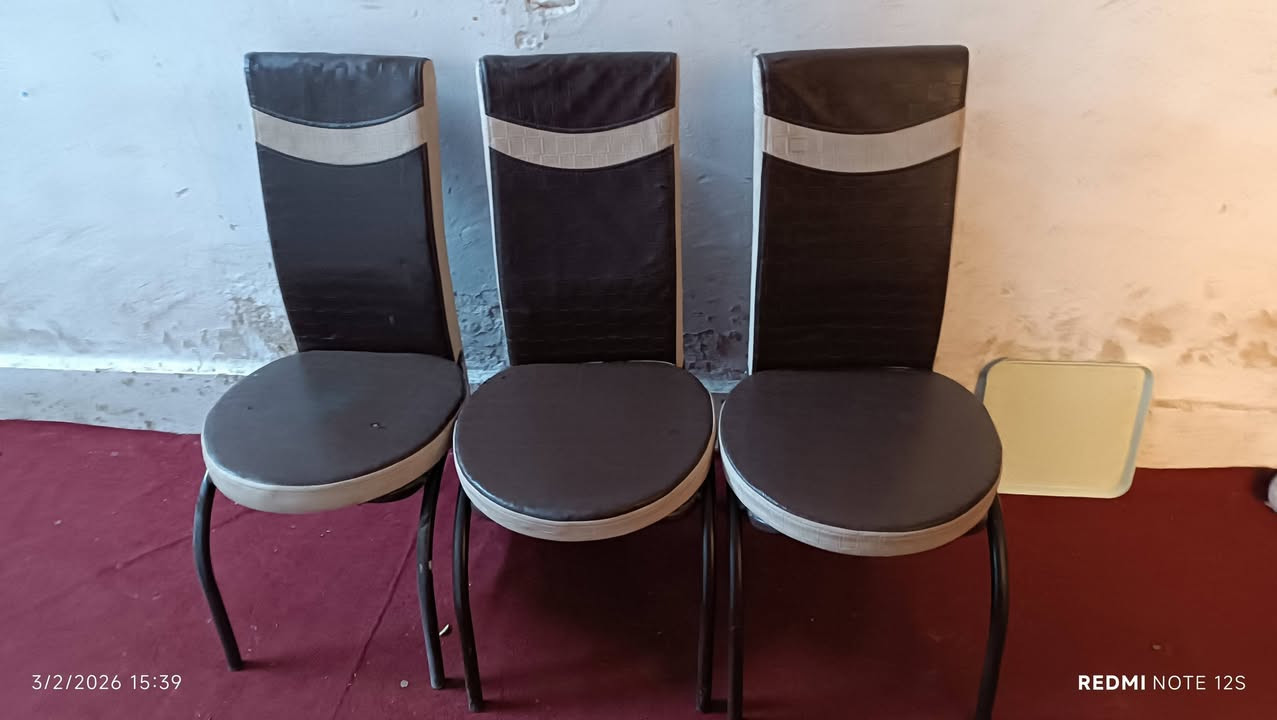 كراسي للبيع 
السعر الواحد ب 15
التواصل ***********
