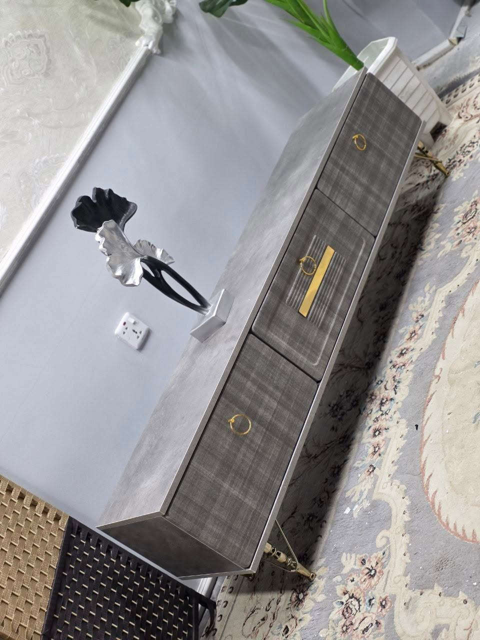 ✨ ميز مودرن أنيق بسعر مميز 
✔️ خامات قوية وجودة مرتبة
✔️ شكل عصري يضيف لمسة جميلة للبيت
📏 القياسات: ▪️ العرض: 160 سم
▪️ العمق: 35 سم
▪️ الارتفاع: 45 سم
💰 السعر: 90الف  فقط 🔥

🚚  مع التوصيل  لكل العراق 🇮🇶 ✔️ بغداد ✔️ جميع المحافظات


**إذا كنت صاحب هذا الإعلان وتريد حذفه لأي سبب، رجاءا أرسل رسالة إلى الدعم الفني**