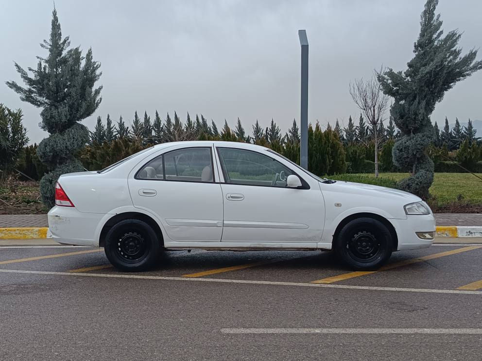 نیسان سەنی2011بێ بۆیاخ. ***********
مواسەفاتی خلیجی ناو زەرد جام کارەبا 
گێڕ ئۆتوماتیک.. گێڕو مەکینەی بەشەرت 
تەبرید ساردو گەرم بەشەرت 
سەنەوی و ڕەقەمی تازەیە بەناو خۆمانەوەیە 
تەحویل خەرامە بەشەرت.
سەیارەکە بێ بویاخە قرجیشی نیە 
تەنها دوو پەڵە کارتو جەن جالیکی وردی هەیە 
سۆنەرەکەیم داناوە.
سعری 99گەڵاو مەجالیکی کەم
ناونیشان سلێمانی راپەڕین 
*********** السليمانية, العراق
