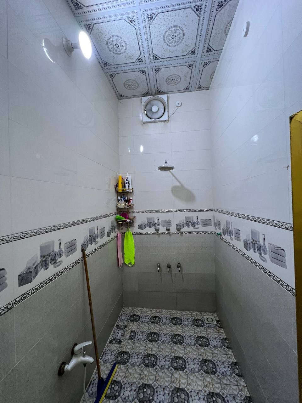 #يتوفر_بيت_مساحه250م_مع_حديقه_مساحه
بناء البيت 150م طبعن البيت بناء حديث ويحتوي 
على 3غرف نوم غرفتين جوه وغرفه فوك صاله كبيره واستقبال  ومطبخ وصحيات داخليه وخارجيه شغل البيت جبس بورك شغل متعوب علي والبيت كلش مرتب يقع على شارع تبليط 10م نوع العقار طابو صرف مالك عراقي نموذج 25 السعر المطلوب 130بي مجال العنوان ابي الخصيب العوجه شارع حسينه الانوار اللاستفسار اتصل ***********
