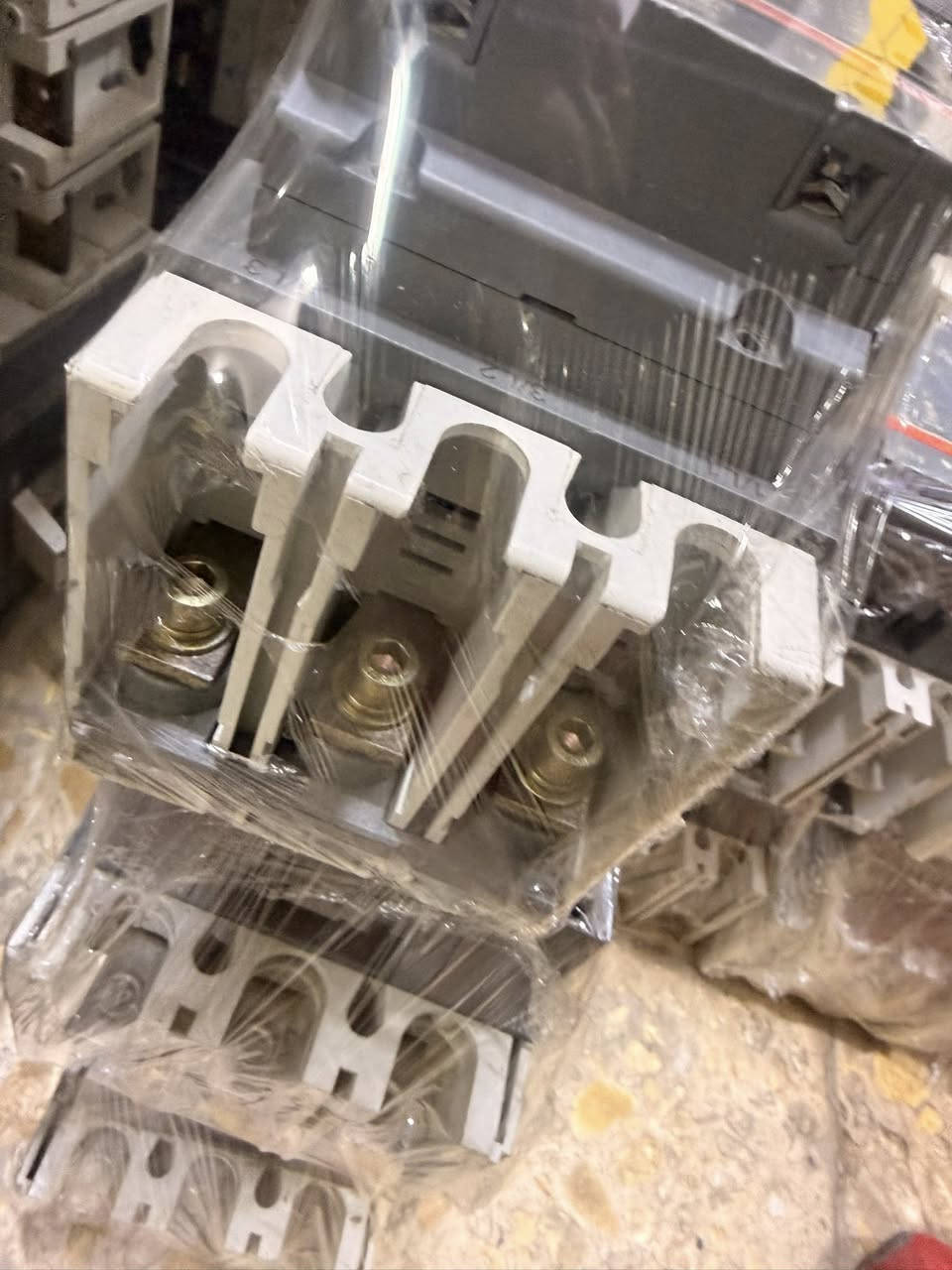 السلام عليكم تتوفر كونتكتر ABB  اصلي باله /250A /400A/500A/600A/ 700A  /  أتواصل ع رقم واتساب ‭٠٧٧٧ ٠٣٥ ٢٢٨٩‬
