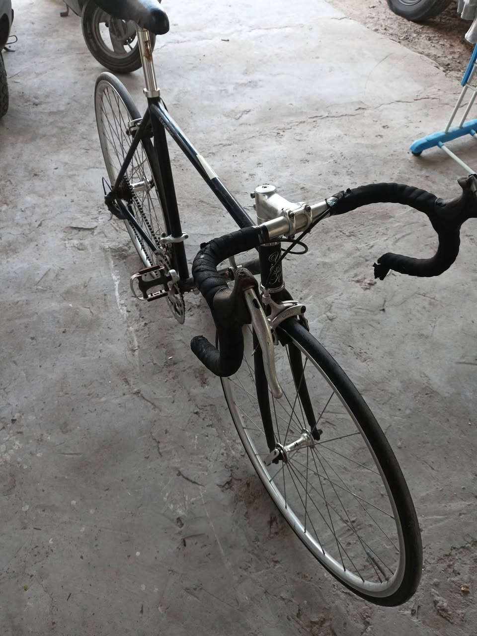 Ali Hhy الشركة المصنعة: Valden (فالدين)
الموديل: Valden X * نوع الدراجة: دراجة طريق كلاسيكية (Classic Road Bike / Vintage Style)
حجم 28 وزنه اقل ال٨ كيلو 
السستم شيمانو 
النقال الأمامي ٢
الخلفي 8
الفريم 52 
الوياله طبقتين المنيوم مختمه 
السعر 175الف
مكاني بغداد قرب جامع النداء


**إذا كنت صاحب هذا الإعلان وتريد حذفه لأي سبب، رجاءا أرسل رسالة إلى الدعم الفني**