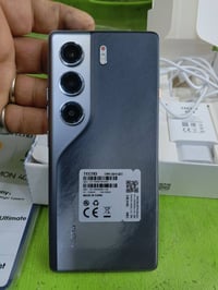 كامون 40 ذاكرة256بطارية5160 شحن 45واط مع جميع ملحقاتة الجهاز نظافة100/...