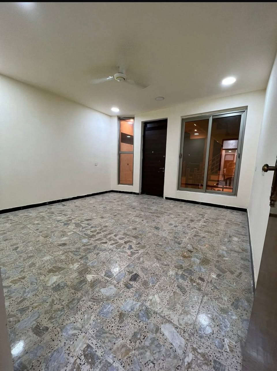 #للايجار شقه طابق اول
✅في زيونه محله 718

✅مساحه الشقه 125م 

✅تحتوي على استقبال مطبخ معزل

✅غرفتين نوم وخدمات 

للاتصال

***********📞
