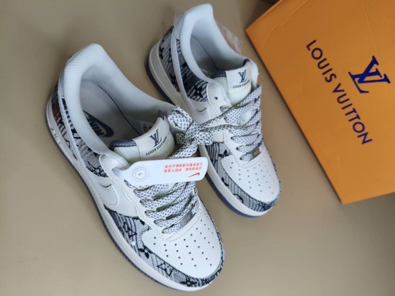 أجا العيد و ما نسيتكم 😉
تكمل الاناقه ويه 👇🏻

حذاء LOUIS VUITTON 
جديد  قياس 40


**إذا كنت صاحب هذا الإعلان وتريد حذفه لأي سبب، رجاءا أرسل رسالة إلى الدعم الفني**