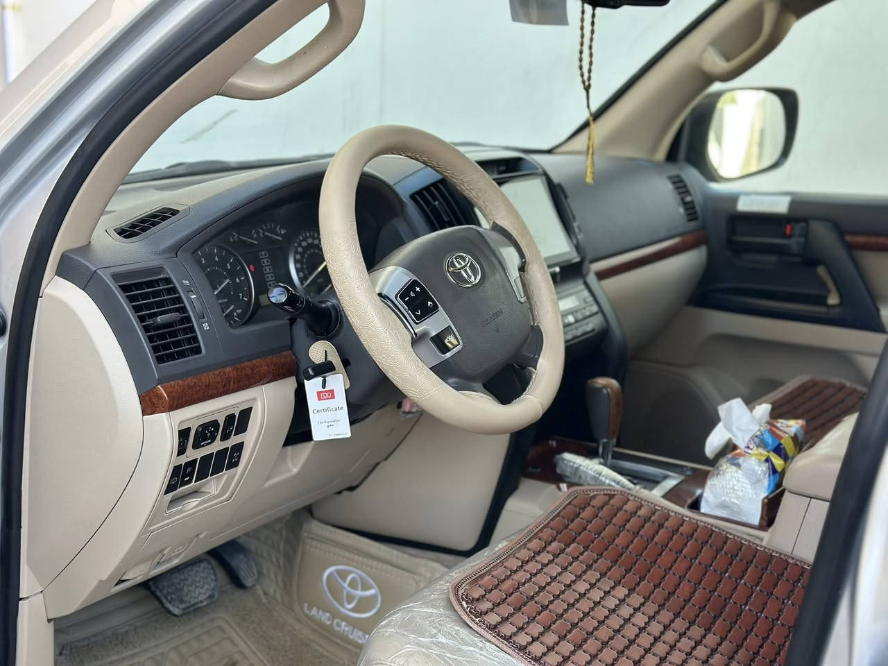 لاندكروز 2013 ساز مكفوله من الفتح والصبغ فقط الي مأشر بلسونار الي بلباب كير ومحرك علوضع الشركه سنويه وهزه جديده تحويل ثاني يوم 
محرك V6 
سعر ٣٣٠ ورقه وبيها مجال 
للاستفسار *********** 
مكان سامراء
